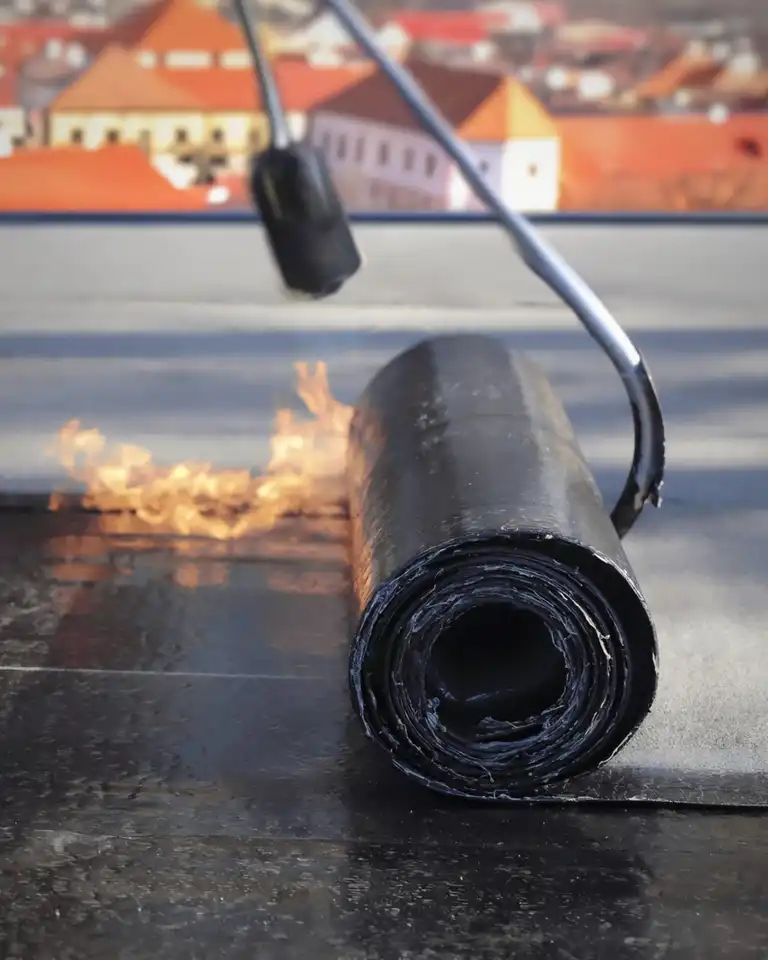 Proces izolácie strechy asfaltovým pásom -nahrievanie