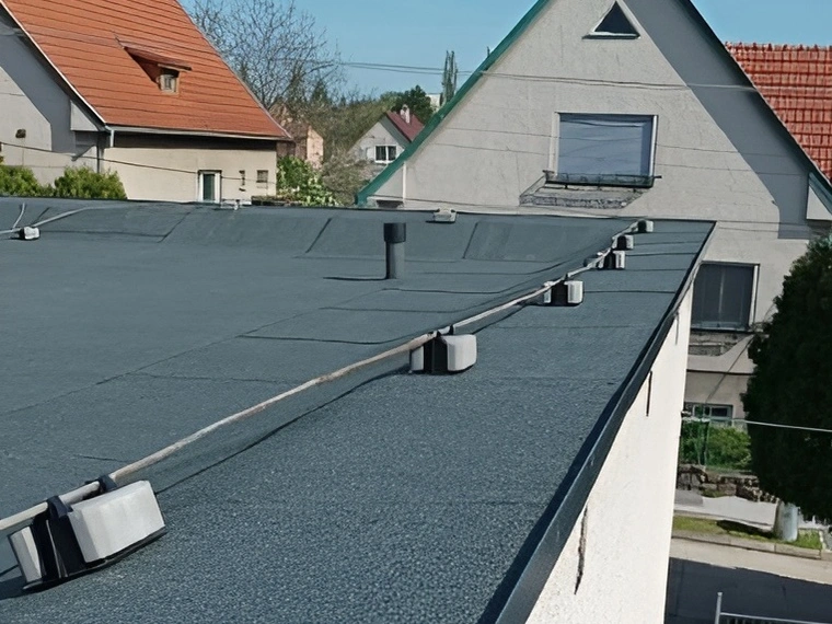 Detail realizácie plochej strechy s použitím asfaltového pásu